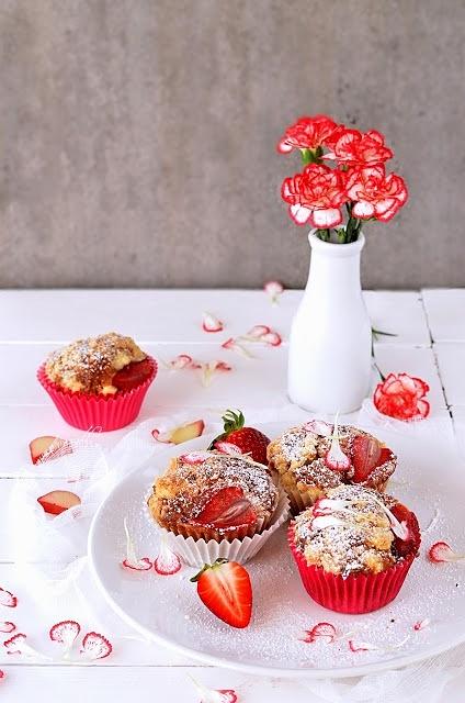 Maślankowe muffiny z rabarbarem i truskawkami