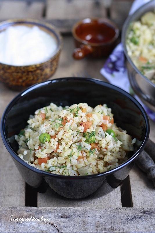 Pilaw z kaszy bulgur z karczochem, groszkiem i marchewką