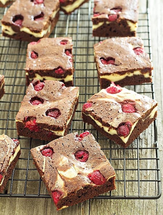 Sernikobrownies z malinami