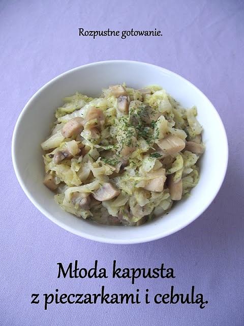 Młoda kapusta z pieczarkami i cebulą