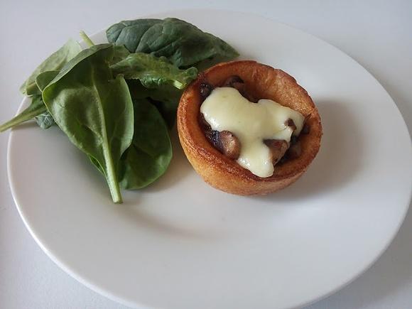 Yorkshire pudding z pieczarkami i szpinakiem