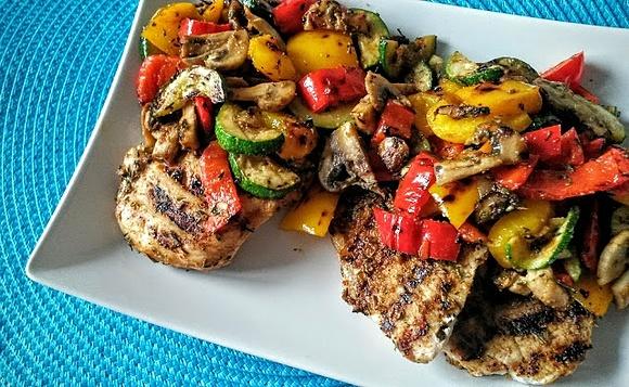 Sezon na grill: kurczak i schab z warzywami
