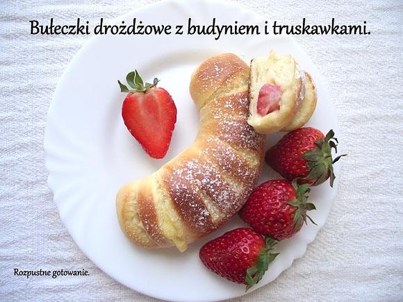 Bułeczki drożdżowe z budyniem i truskawkami