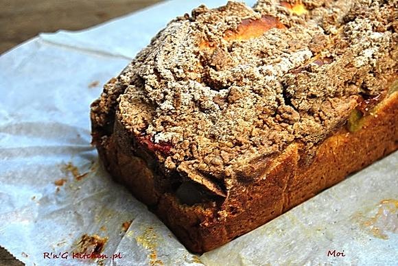 Drożdżowe ciasto z rabarbarem gruszką i cynamonową kruszonką