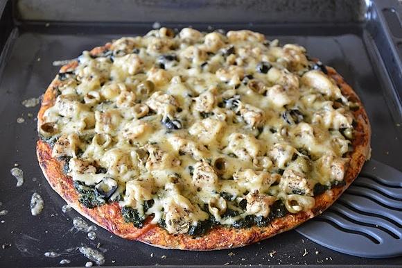 Razowy spód do pizzy z kurczakiem i szpinakiem