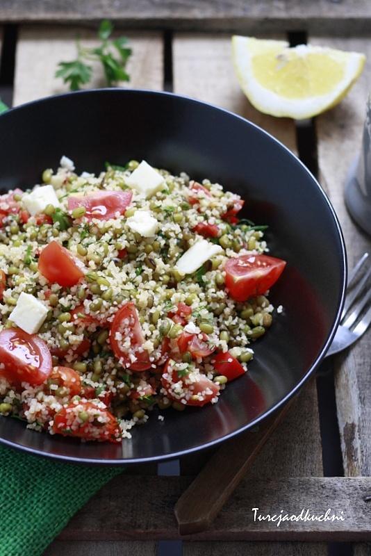 Sałatka z fasolą mung i kaszą bulgur