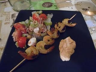 Szaszłyki z krewetek grillowane z przyprawami i sosami