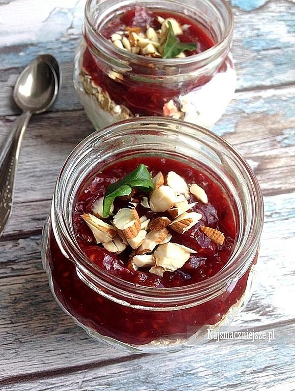 Jogurt z płatkami owsianymi i konfiturą