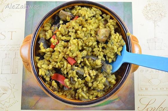 Kaszotto z kaszą bulgur bakłażanem i ostrą papryką