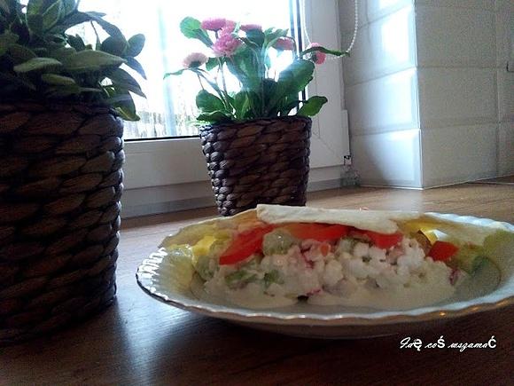 Tortilla z serkiem wiejskim na śniadanie