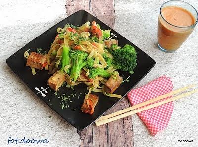 Chiński makaron z marynowanym tofu