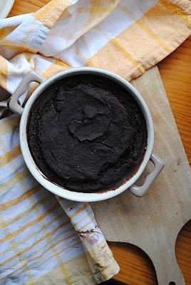 Awokado brownie z czekoladą i dżemem z czarnej porzeczki