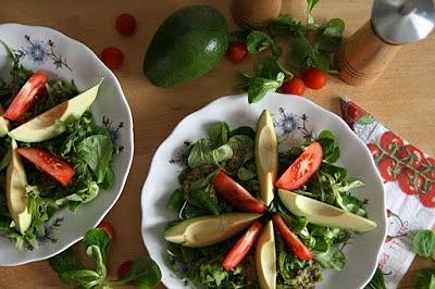 Sałatka z awokado i pesto