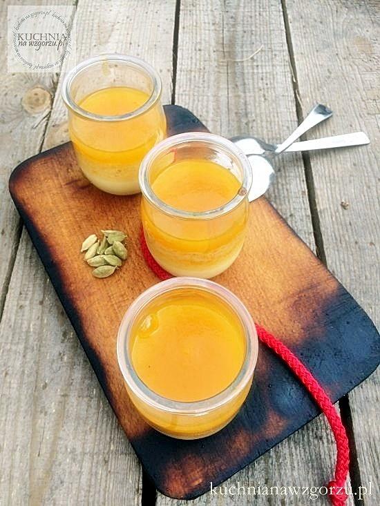 Mleczna pianka kardamonowa z galaretką z mango