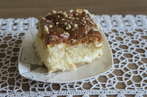 Ciasto warstwowe z kremem budyniowym i karmelową polewą