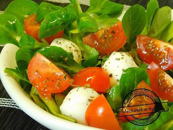 Sałatka italiana z mozzarellą i roszponką