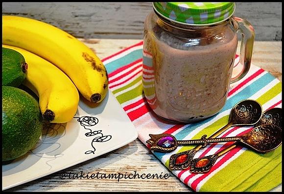 Koktajl z awokado i truskawek z dodatkiem banana i chia