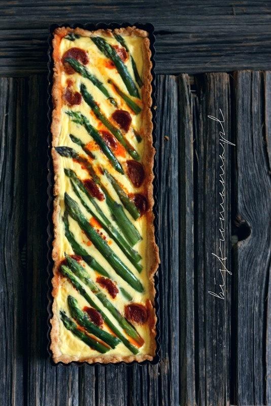 Tarta ze szparagami i chorizo