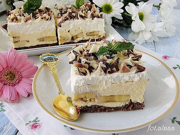 Ciasto bananowe z kremem budyniowym i bitą śmietaną