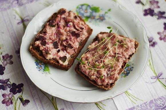 Pieczona truskawka z chlebkiem pieprzowym i wegańskim twarożkiem