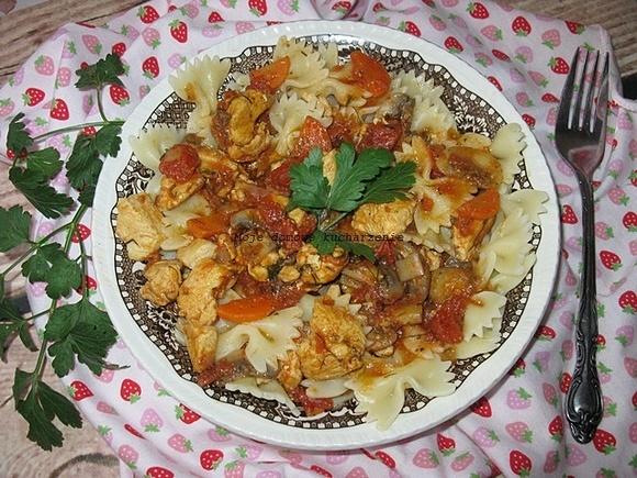 Makaron z kurczakiem w sosie pomidorowym
