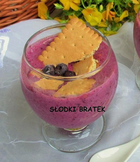 Koktajl bananowo-jagodowy na śniadanie i podwieczorek