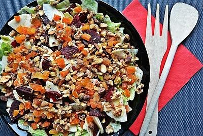 Sałatka z burakami, suszonymi morelami, orzechami i sosem curry
