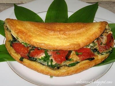 Omlet z czosnkiem niedźwiedzim i szczypiorkiem