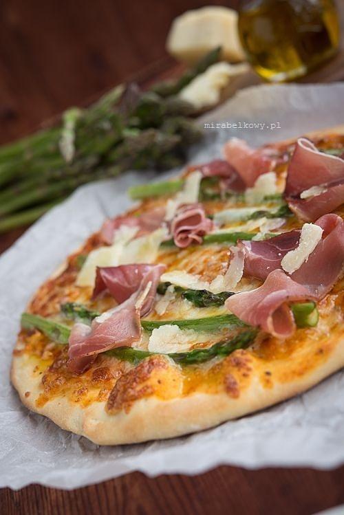 Pizza ze szparagami i szynką