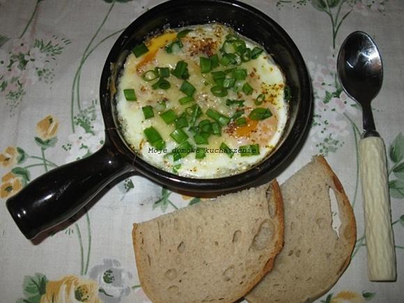 Jajka zapiekane w naczyniu do pieczenia