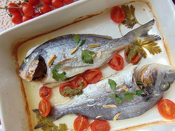 Pieczona dorada z pomidorkami i czosnkiem