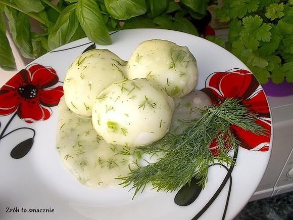Jajka w sosie koperkowym