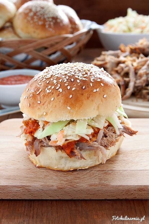 Kanapka z pulled pork, sosem BBQ i surówką coleslaw