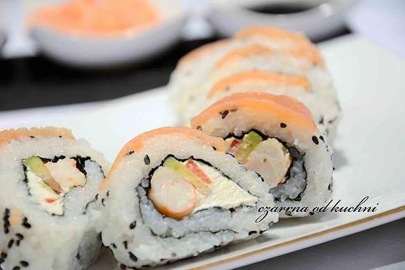 Sushi uramaki z krewetkami i łososiem