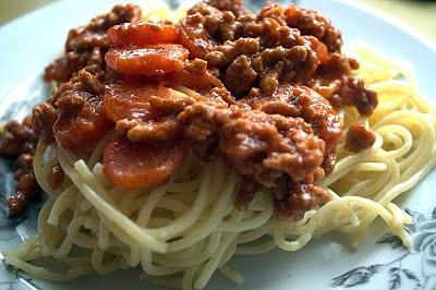 Spaghetti z sosem pomidorowym i marchewką