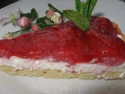 Tarta z mascarpone i galaretką truskawkową