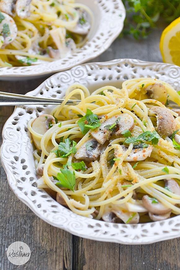Cytrynowe spaghetti z pieczarkami i tymiankiem