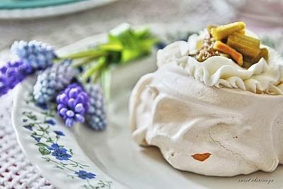 Bezowa arystokracja mini pavlova i karmelizowany rabarbar