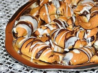 Rogaliki drożdżowe kruche z powidłami śliwkowymi