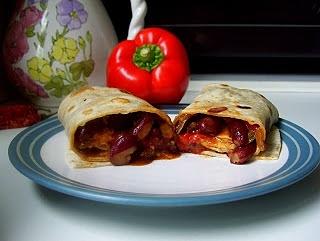 Chilli senza carne wrapy z bezmięsnym nadzieniem w stylu meksykańskim
