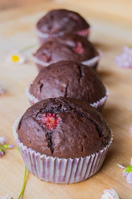 Czekoladowe muffiny z truskawkami i rabarbarem