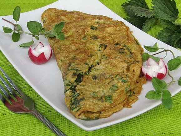 Wiosenny omlet z pokrzywami i szczypiorkiem