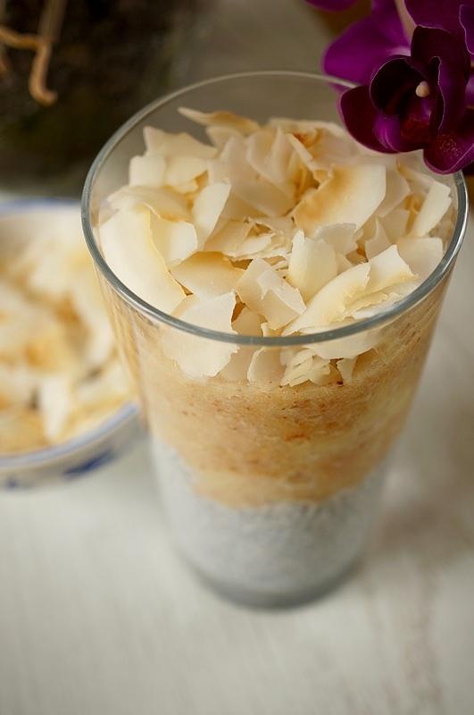 Pudding z chia z musem z pieczonych jabłek i chipsami kokosowymi