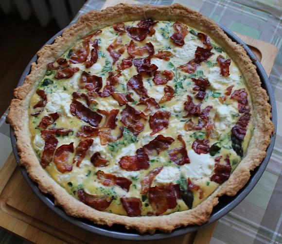 Wiosenny quiche ze szparagami i innymi warzywami