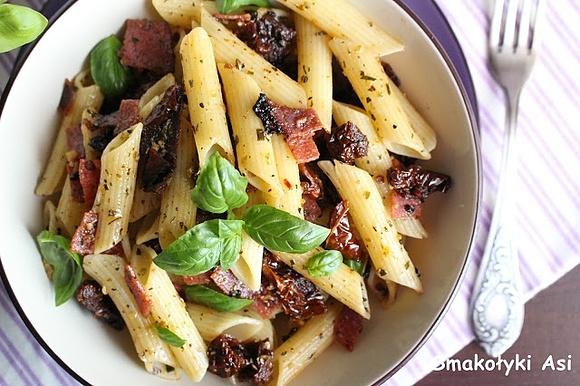 Penne z suszonymi pomidorami i salami