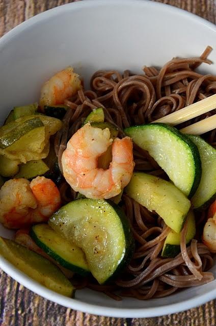 Makaron soba z krewetkami i cukinią