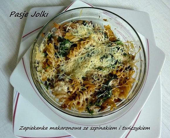 Zapiekanka z makaronem, tuńczykiem, szpinakiem i pieczarkami pod parmezanem