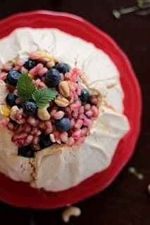 Mini pavlova z mango borówkami granatem i orzechami