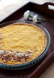Tarta z mango curd i prażonymi migdałami