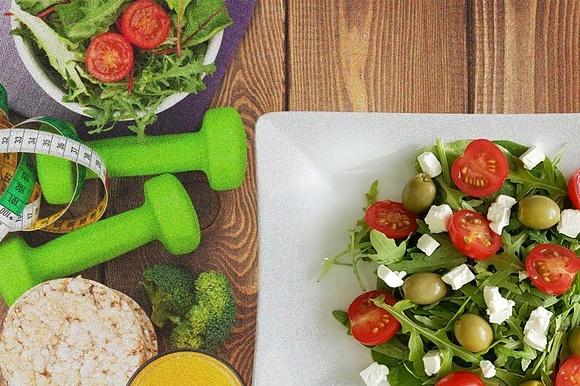 Sałatka fit z rukolą i pomidorkami koktajlowymi